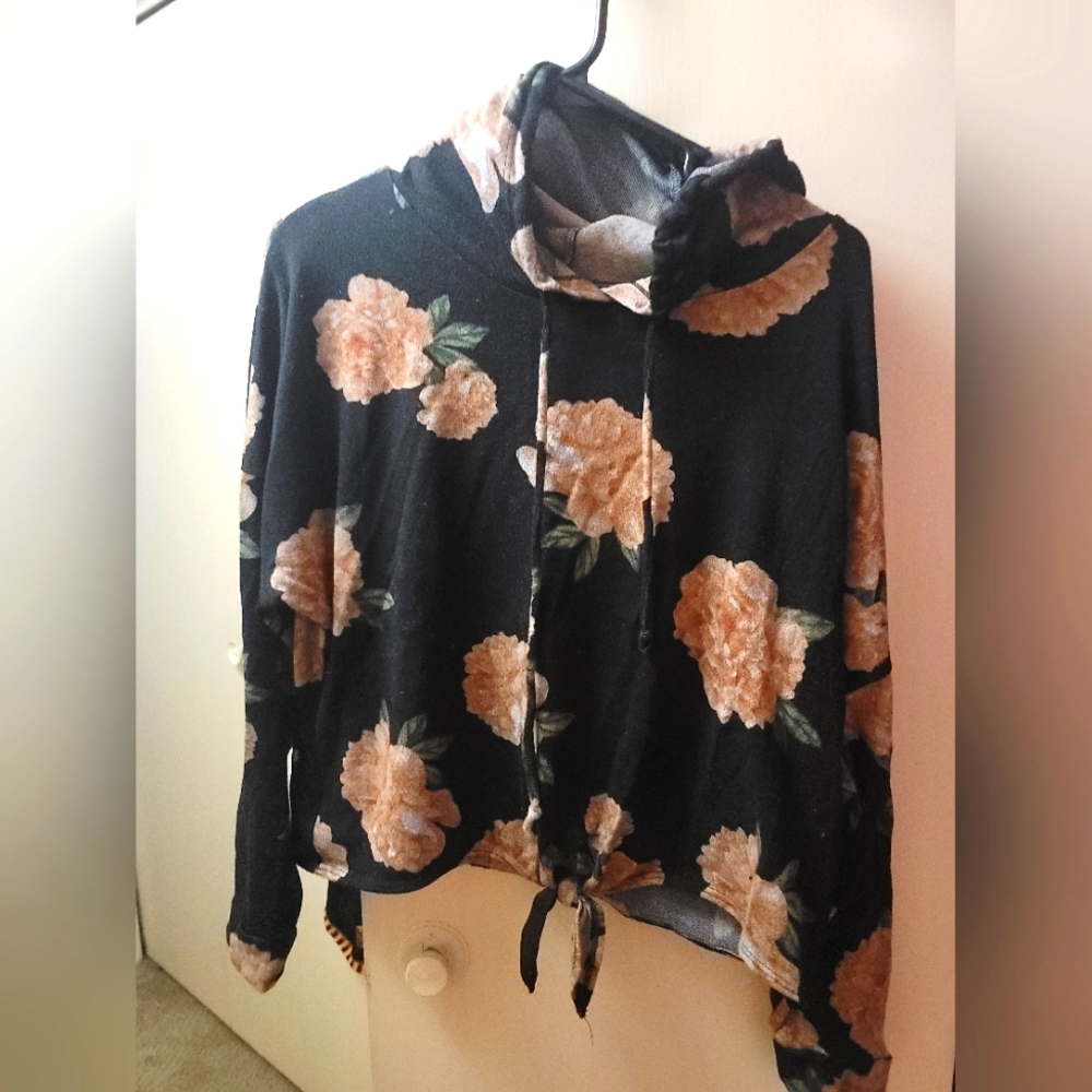Black hoodie with roses "L"